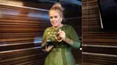 Ekspresi Adele usai memberikan sambutan di ajang Grammy Awards 2017 di Staples Center, Los Angeles, Minggu (12/2). Adele mematahkan piala Grammy yang diterimanya menjadi dua bagian yang didedikasikan untuk Beyonce. (AFP PHOTO/ KEVIN WINTER)