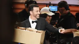 Pemandu acara Jimmy Kimmel tersenyum sambil membagi-bagikan 7.000 sandwich selai isi kacang kepada para hadirin selama penghargaan Emmy Awards 2016, di Los Angeles, Minggu (18/9). (Kevin Winter/Getty Images NORTH AMERICA/AFP)