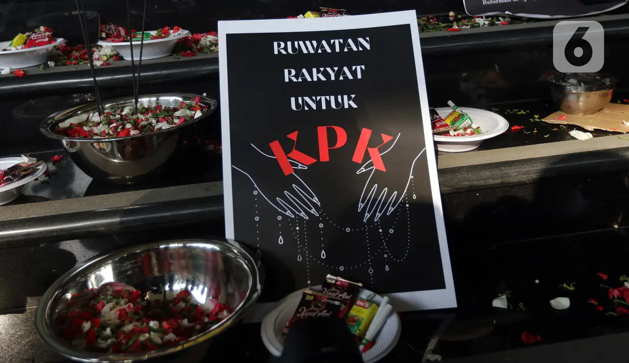 Poster yang dibawa pegiat Antikorupsi yang menamakan diri Rakyat Indonesia Peruwat KPK saat melakukan aksi teatrikal "Ruwatan" di Lobby Gedung Anti-Corruption Learning Center (ACLC) KPK, Jakarta, Jumat (28/5/2021). Ruwatan ini sebagai simbol pengusiran energi jahat. (Liputan6.comHelmi Fithriansyah)