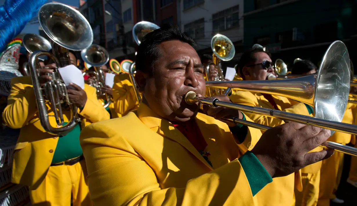 Sejumlah orang memainkan alat musik untuk mengiringi pawai "Morenada" di La Paz, Bolivia (26/5). Pawai untuk menghormati "El Senor del Gran Poder" ini digelar setiap tahun. (AP/Juan Karita)