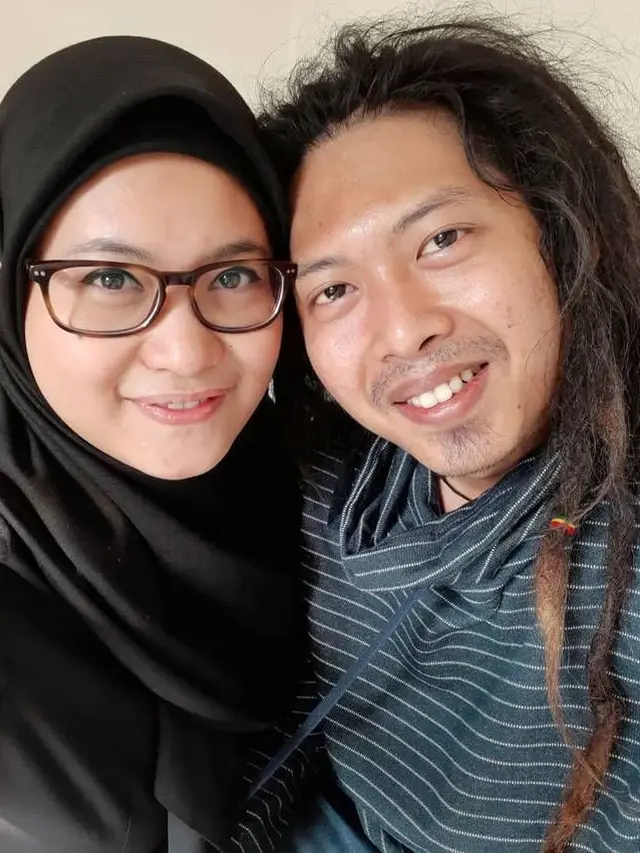 Artis Ini Cinlok dan Menikah dengan Kru Tv dan Jurnalis Tempatnya Syuting