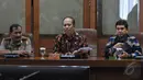 Menristek Mohammad Nasir (tengah) menggelar konferensi pers bersama Kapolri Badrodin Haiti (kiri) dan Menteri PAN-RB Yuddy Chrisnandi (kanan) terkait penemuan perguruan tinggi ilegal, Jakarta, Selasa (26/5/2015). (Liputan6.com/Herman Zakharia)