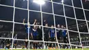 Para pemain Inter Milan melakukan selebrasi usai melawan AC Milan pada leg kedua semifinal Coppa Italia di Stadion San Siro, Milan, Italia, 19 April 2022. Inter Milan menang 3-0. (AP Photo/Luca Bruno)