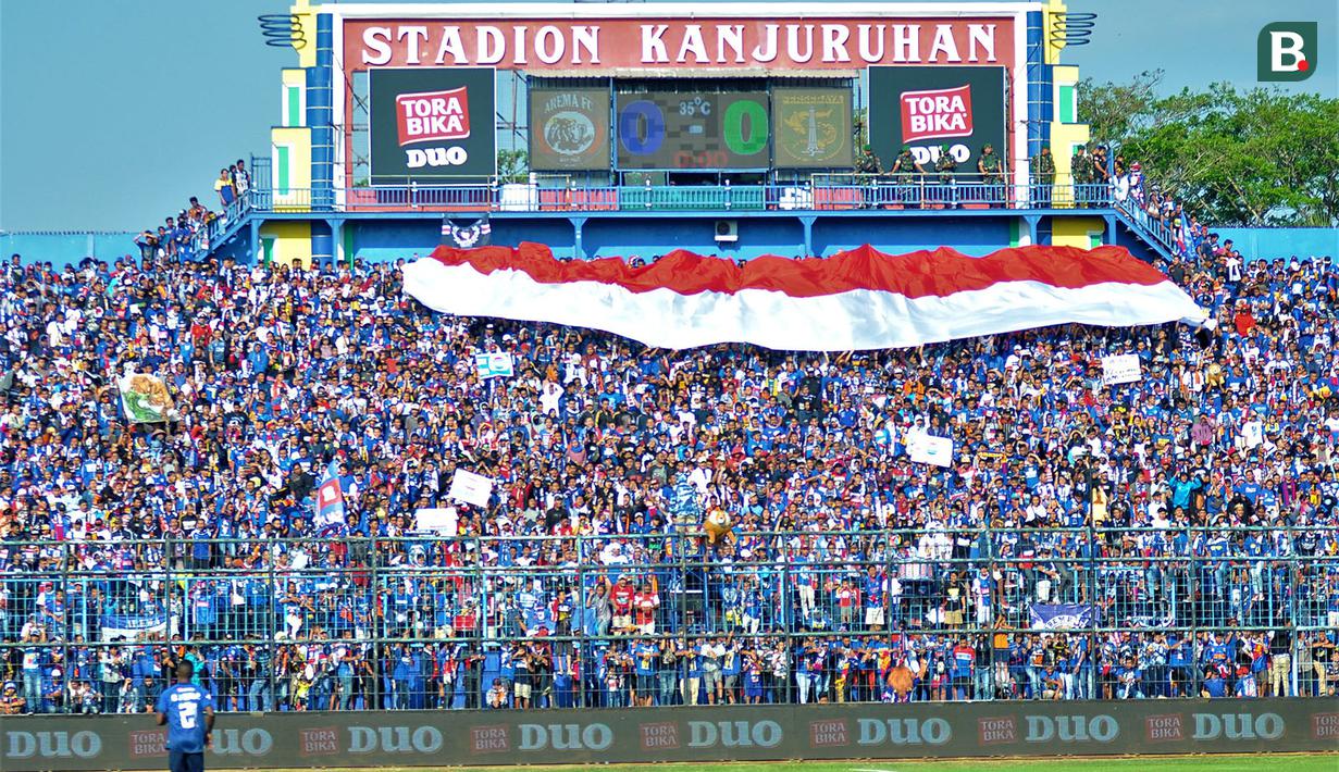 Bendara Merah Putih saat dibentangkan di tribune Stadion Kanjuruhan jelang pertandingan Arema melawan Persebaya (15/8/2019). (Bola.com/Iwan Setiawan)