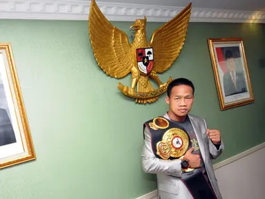 Petinju Indonesia, Daud Yordan berpose dengan sabuk WBA Lightweight International usai bertemu Menpora Imam Nahrawi di Jakarta, Selasa (14/6/2016). Daud merebut sabuk dari petinju Argentina Cristian R Coria, 4 Juni lalu. (Liputan6.com/Helmi Fithriansyah)