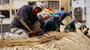 Pekerja merajut bagian atas perahu 'Viracocha III' yang terbuat dari buluh totora di kota La Paz Bolivia, Rabu (19/10). Perahu ini akan digunakan mengarungi Samudera Pasifik selama enam bulan dari Cile ke Australia. (Reuters/David Mercado)