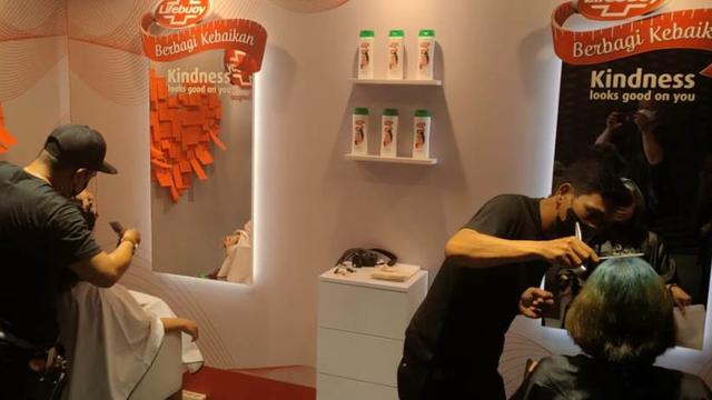 Tak Hanya Uang, Kita Bisa Membantu Para Pejuang Kanker dengan Menyumbangkan Rambut
