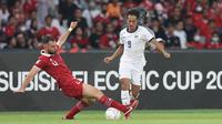 Pemain Timnas Indonesia,&nbsp;Jordi Amat (kiri) berebut bola dengan pemain Kamboja,&nbsp;Sieng Chanthea dalam laga Grup A Piala AFF 2022 di Stadion Utama Gelora Bung Karno, (SUGBK), Jumat (23/12/2022). (Bola.com/Bagaskara Lazuardi)