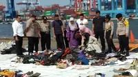 Istri, mertua, dan anak penumpang Lion Air JT 610 menyambangi posko utama yang berada di Dermaga JICT 2, Jakarta Utara.  (Liputan6.com/ Ady Anugrahadi)