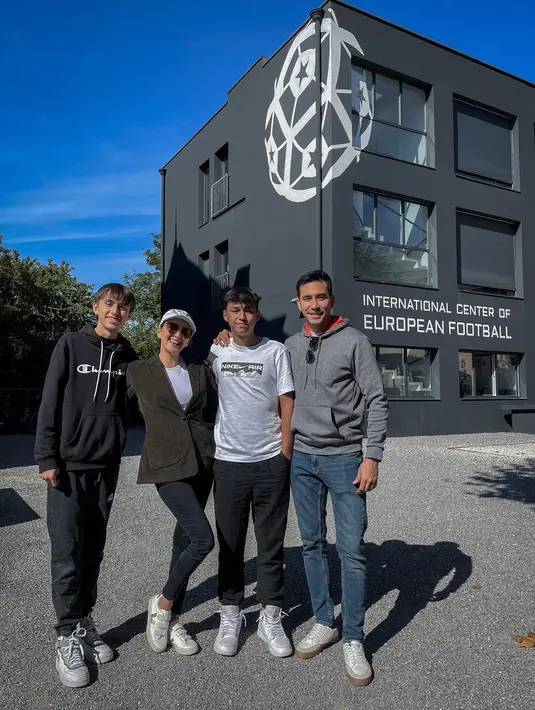 Darius Sinathrya dan Donna Agnesia akhirnya sampai juga ke ICEF, tempat kedua anaknya akan menempuh pendidikan. (Foto: Instagram/@darius_sinathrya)