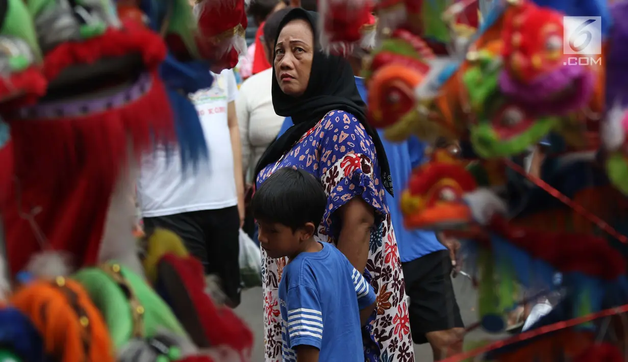 Warga melihat pernak pernik mainan yang dijual di area Festival Pecinan 2019 di kawasan jalan Pancoran, Glodok, Jakarta, Rabu (20/2). Festival Pecinan 2019 digelar untuk memeriahkan perayaan Imlek dan Cap Go Meh. (Liputan6.com/Helmi Fithriansyah)