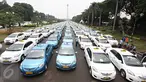 Ratusan armada taksi parkir di sepanjang silang Monas, Jakarta, (14/3). Mereka merasa dirugikan dengan banyaknya tranportasi berplat hitam yang berbasis online tersebut. (Liputan6.com/Immanuel Antonius)