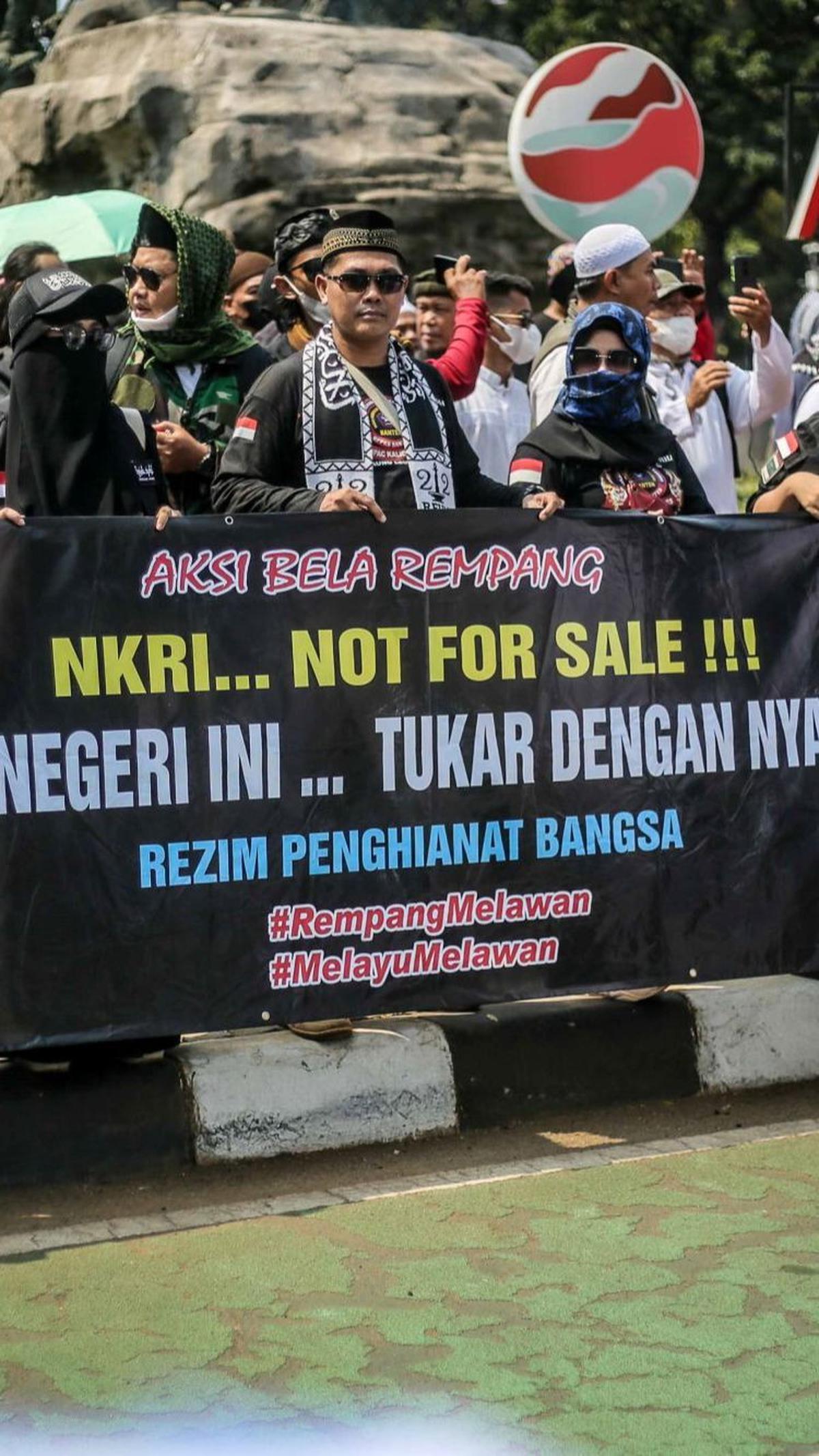 Para demonstran pun menilai Proyek Rempang Eco City merupakan bentuk pelanggaran HAM yang nyata karena telah melakukan penggusuran secara paksa dan mengusir penduduk asli.<br>