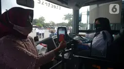 Penumpang menaiki bus listrik Transjakarta saat peluncuran di Terminal Kampung Rambutan, Jakarta, Rabu (8/6/2022). Bus listrik itu akan melalui rute di jalur non Bus Rapid Transit (BRT) yang belum pernah dilalui bus listrik. (merdeka.com/Imam Buhori)
