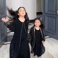 Melihat gaya menggemaskan Raqeema dan Guzel yang melenggang ala model (@marginw)