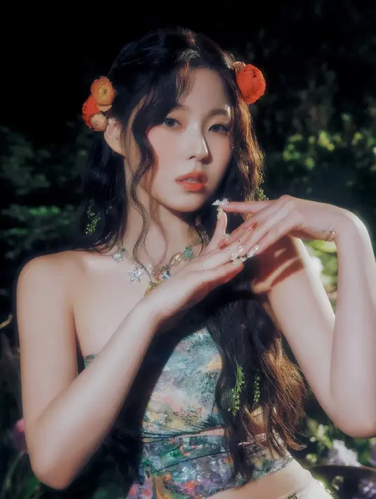 Makeup minimalis dengan pulasan lipstik bernuansa oranye, Kyujin NMIXX tampil sangat cantik di foto ini. Rambutnya ditata ikal longgar, diberi bunga oranye yang mempercantik penampilannya secara keseluruhan. Foto: Instagram.