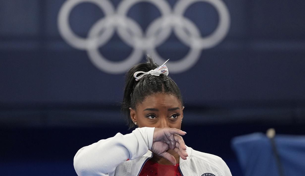 Pesenam Amerika Serikat, Simone Biles merupakan peraih gelar juara dunia lima kali berturut-turut dari tahun 2011 hingga 2019 serta peraih medali emas Olimpiade London dan Rio. Ia memilih mengundurkan diri pada Olimpiade Tokyo 2020 dengan alasan untuk kesehatan mentalnya. (Foto: AP/Ashley Landis)
