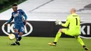Striker Arsenal, Folarin Balogun (kiri) mencetak gol ke gawang Dundalk selama pertandingan Grup B Liga Europa 2020/2021 di Stadion Aviva, Jumat (11/12/2020) dini hari WIB. Arsenal menang 4-2 saat bertandang di markas wakil Irlandia, Dundalk. (Paul Faith / AFP)