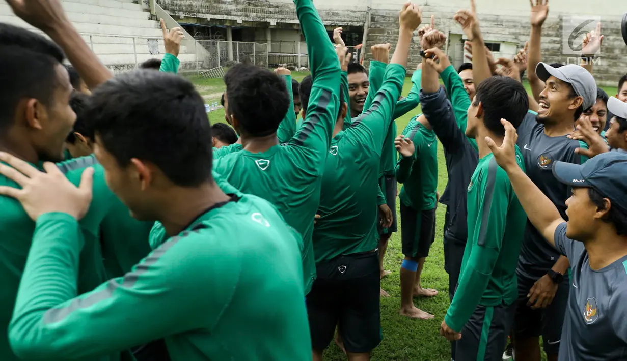 Timnas Indonesia U-19 usai latihan di Stadion Pandomar, Yangon, Minggu (10/9). Latihan ini ditujukan sebagai persiapan menghadapi Vietnam pada laga ketiga penyisihan Grup B Piala AFF U-18 2017 pada Senin (11/9) mendatang. (Liputan6.com/Yoppy Renato)