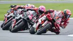 Pembalap Aprilia Racing, Aleix Espargaro, membuntuti pembalap Ducati Lenovo Team, Francesco Bagnaia, yang berada di posisi terdepan saat balapan MotoGP Inggris di Sirkuit Silverstone, Minggu (06/08/2023). Aleix Espargaro sukses memenangkan balapan dengan catatan waktu 40 menit 40.367 detik. (AP Photo/Rui Vieira)