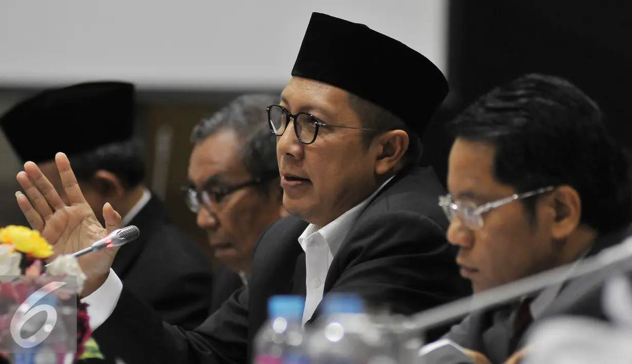 Menteri Agama Lukman Hakim Saifuddin menjawab pertanyaan saat mengikuti rapat kerja dengan Komisi VIII DPR di Kompleks Parlemen Senayan, Jakarta, Senin (29/8). (Liputan6.com/Johan Tallo)