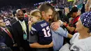 Pemain New England Patriots, Tom Brady memeluk Gisele Bundchen dan putrinya usai pertandingan antara Falcons Atlanta dan New England Patriots di Super Bowl LI di Stadion NRG, Houston, AS (5/2). (Kevin C. Cox / Getty Image / AFP)