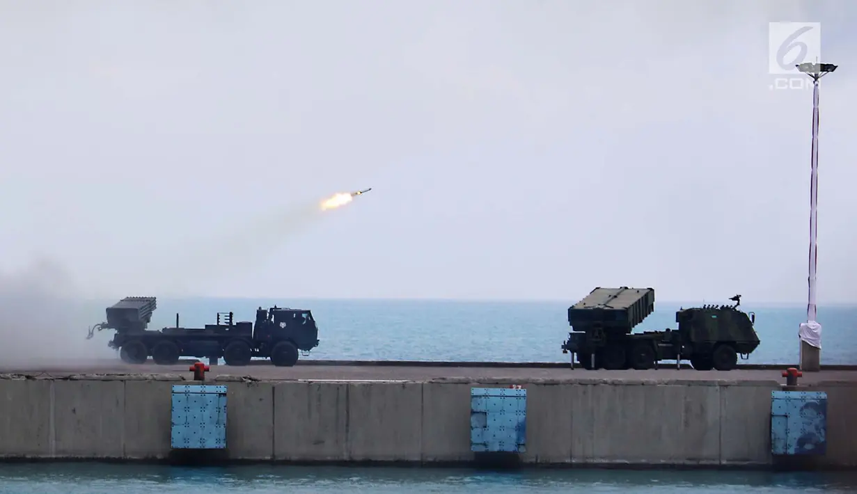 Prajurit TNI menembakan rudal saat geladi resik HUT TNI ke-72 di Cilegon, Banten, Selasa (3/10). Geladi resik tersebut untuk memperingati HUT TNI ke-72 yang dilaksanakan tanggal 5 Oktober. (Liputan6.com/Angga Yuniar)