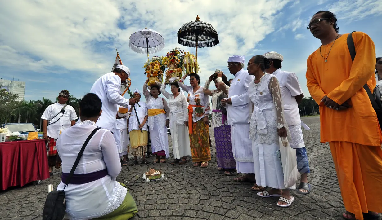 Umat Hindu melakukan persiapan upacara Tawur Agung Kesanga di Silang Monas, Jakarta, Jumat (20/3/2015). Upacara Tawur Agung Kesanga tersebut untuk membersihkan jagat raya sebelum pelaksanaan Nyepi esok harinya.    (Liputan6.com/Faizal Fanani) 