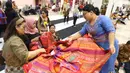 Pengunjung melihat produk-produk UMKM dalam Pameran Karya Kreatif Indonesia (KKI) di Jakarta Convention Center, Jumat (20/7). Pameran ini akan menghadirkan koleksi lengkap kain tradisional Indonesia/nusantara. (Liputan6.com/Angga Yuniar)