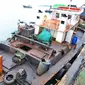 Tim Reaksi Cepat (WFQR) Lantamal IV Tanjung Pinang, Kepri, menangkap tug boat bermuatan BBM ilegal. (Liputan6.com/Ajang Nurdin)