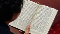 Umat muslim membaca al quran pada bulan Ramadhan di Masjid Istiqlal, Jakarta, Sabtu (25/3/2023).(Liputan6.com/Angga Yuniar)