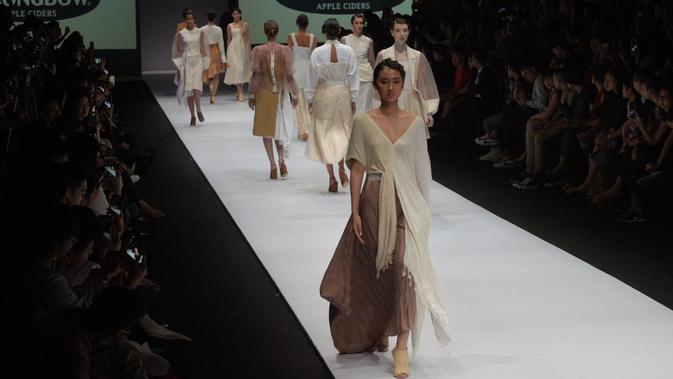 Koleksi Soe yang terinspirasi dari gaya fotografer Prancis, Dora Maar, dalam fashion show kolaborasi yang tampil di JFW 2020. (dok. Strongbow/Dinny Mutiah)