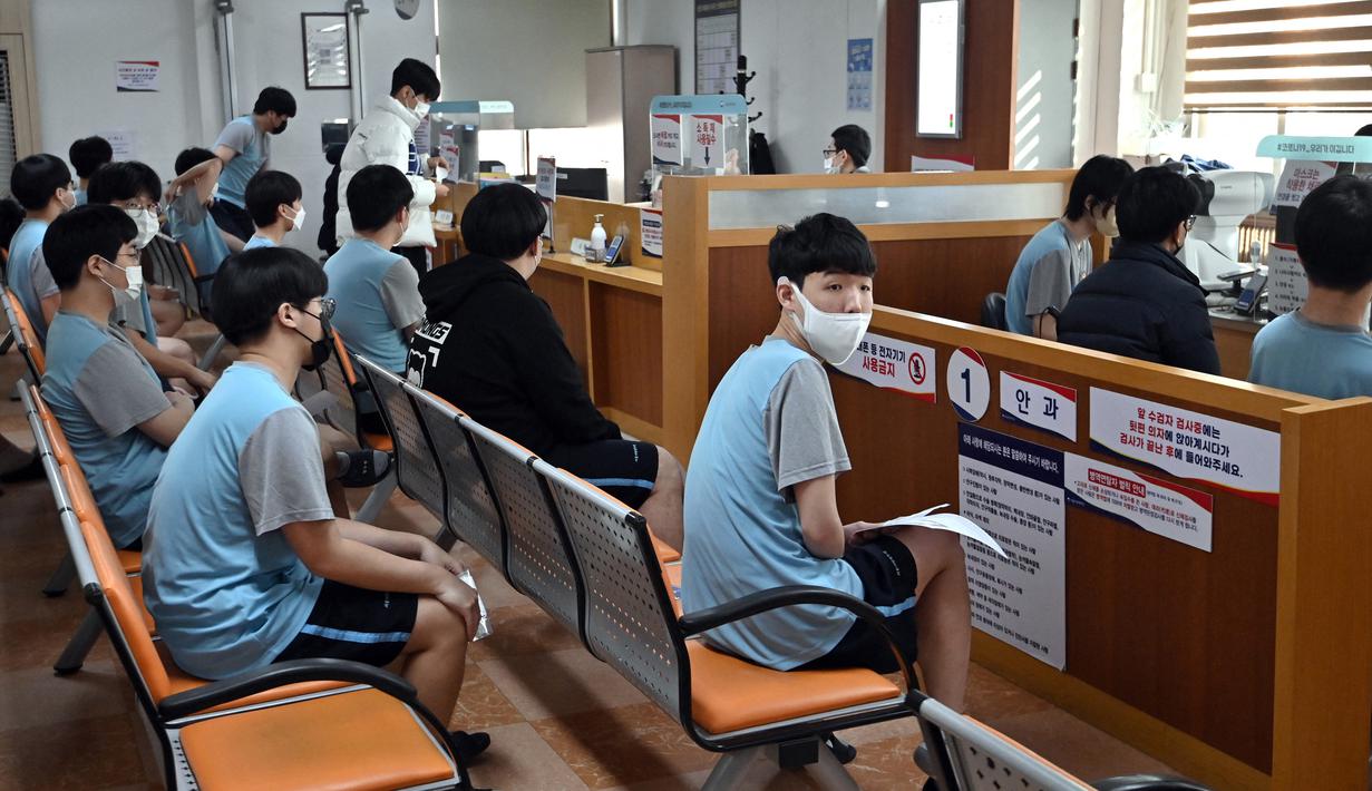 Sejumlah pemuda Korea Selatan menunggu pemeriksaan medis untuk wajib militer di Administrasi Tenaga Kerja Militer Regional Seoul, Seoul, Korea Selatan, Rabu (1/2/2023). Peraturan wajib militer ini sudah mulai diberlakukan sejak tahun 1957, sebagai antisipasi terhadap serangan lanjutan dari Korea Utara pascaterjadinya Perang Korea. (Jung Yeon-je/AFP)