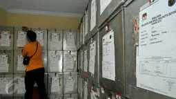 Petugas Kelurahan Depok merapihkan tumpukam kotak suara Pilkada yang telah diperiksa kelengkapan sebelum dikembalikam ke Kecamatam untuk penghitungan suara, Depok, Rabu (9/12). (Liputan6.com/Yoppy Renato)