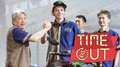 Setelah mengenakan pakaian casual saat tiba di Bali, Valentino Rossi tampil berbeda pada acara peluncuran produk baru Yamaha, Xabre, di The Mulia, Resort, Bali, Selasa (26/1/2016).