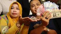 Tim gabungan dari kuasa hukum sekaligus pengikut Dimas Kanjeng Taat Pribadi menunjukkan uang yang saat gelar konferensi pers di Kelapa Gading, Jakarta, Jumat (21/10). (Liputan6.com/Immanuel Antonius)
