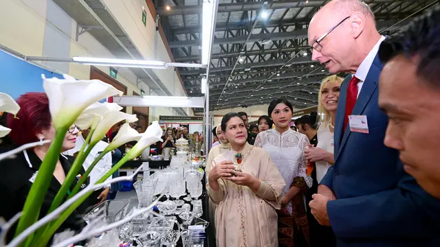 Gaya Manis Tapi Mahal Erina Gudono Temani Ibu Mertua Iriana Jokowi Kunjungan, Kenakan Atasan Putih dan Tas Chanel Ratusan Juta