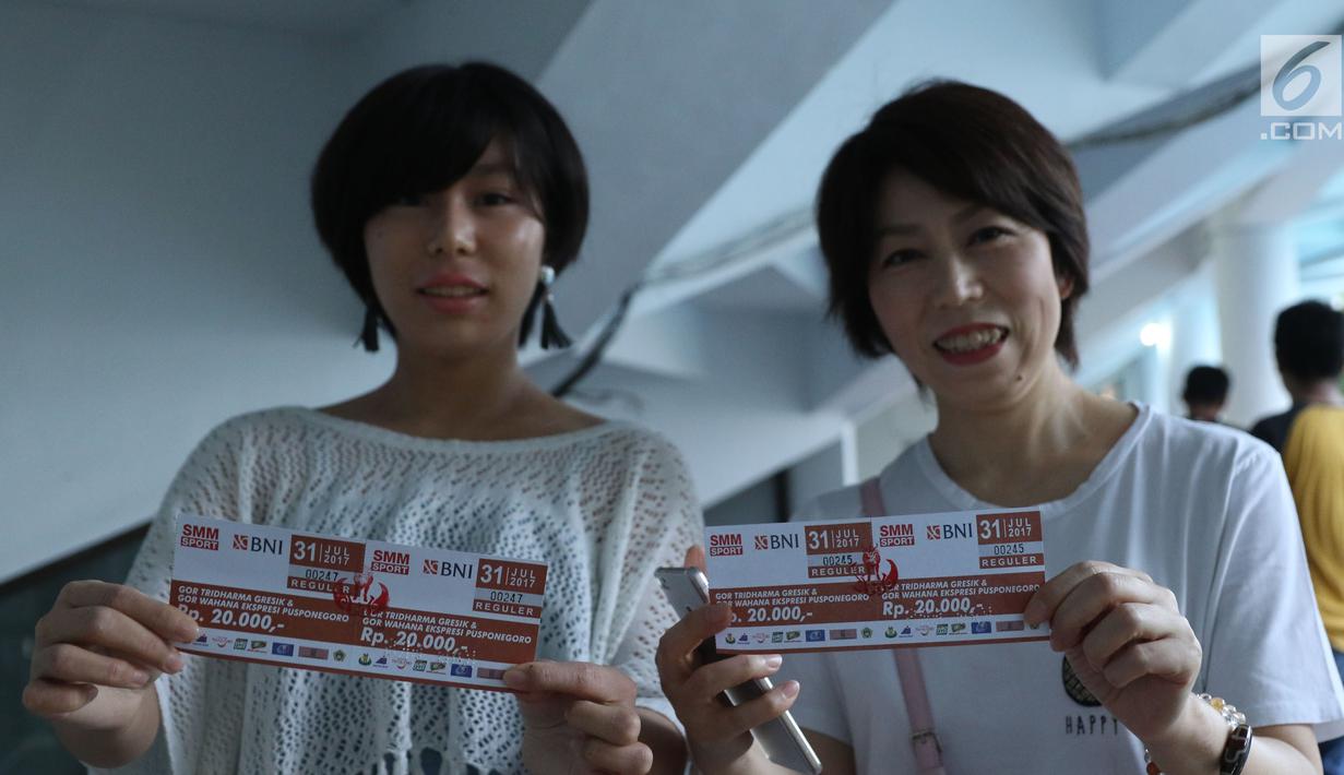 Suporter Timnas voli Jepang menunjukkan tiket laga semifinal Kejuaraan Voli Asia 2017 di di GOR Tri Dharma, Gresik, Senin (31/7). Tiket laga semifinal semifinal Kejuaraan Voli Asia 2017 terjual habis. (Liputan6.com/Helmi Fithriansyah)