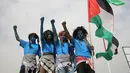 Warga Palestina bergaya seperti karakter dari film "Avatar" berpose selama protes menuntut hak untuk kembali ke kampung halaman mereka di perbatasan Israel-Gaza, Timur Khan Yunis di Gaza selatan Strip, (4/5). (AFP Photo/Said Khatib)