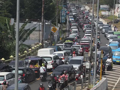 Sejumah kendaraan terjebak kemacetan menuju kawasan Puncak di Tanjakan Selarong, Bogor, Jawa Barat, Kamis (6/6/2019). Memasuki lebaran hari kedua, beberapa titik di kawasan Puncak mengalami kemacetan akibat tingginya tingkat kunjungan wisatawan domestik. (merdeka.com/Arie Basuki)