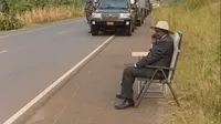 Siapakah yang ditelepon atau menelepon Presiden Yoweri sampai dirinya harus membuka kursi lipat dan berhenti di tengah jalan? (sumber: The telegraph)