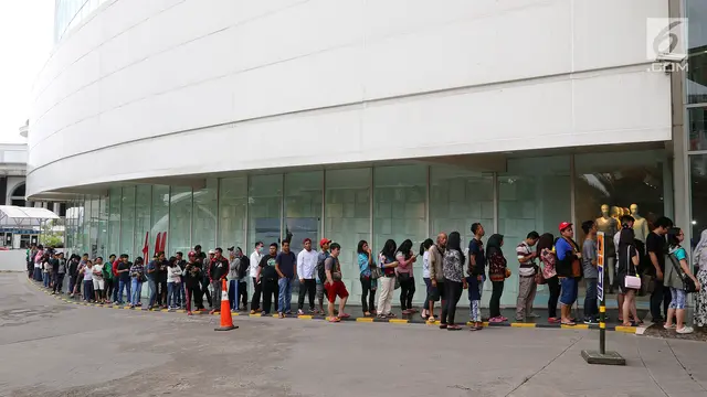 Demi Dapatkan Xiaomi, Mereka Rela Antre Sejak Pagi