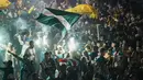 Suporter Palmeiras merayakan kemenangan timnya saat menonton siaran langsung pertandingan kejuaraan Copa Libertadores, di Sao Paulo, Brasil, Sabtu (27/11/2021). Palmeiras kampiun Copa Libertadores 2021 usai mengalahkan Flamengo 2-1 di Stadion Centenario, Uruguay.  (AP Photo/Marcelo Chello)