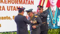 Kapolri Beri Bintang Bhayangkara Utama untuk Panglima TNI Jenderal Agus Subiyanto dan 3 Kepala Staf
