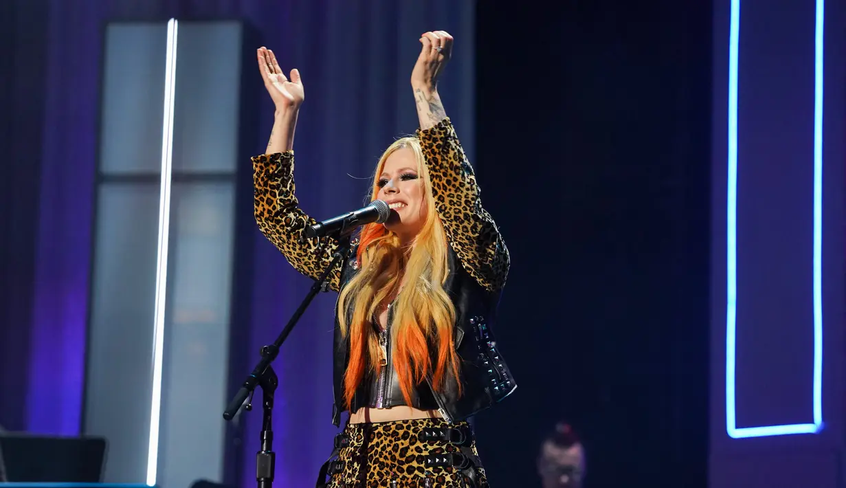 Avril Lavigne saat mengajak penonton bernyanyi selama tampil di Academy of Country Music Honours ke-15 di Ryman Auditorium di Nashville, Tennessee pada 24 Agustus 2022. (Mickey Bernal/Getty Images,/AFP)