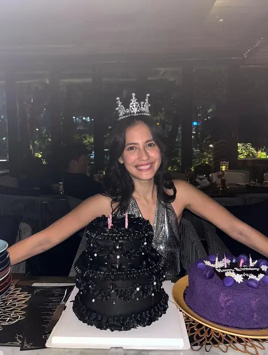 Dalam kesempatan itu, Pevita tampil glamor dalam balutan halter top bling-bling warna silver dan celana hitam. (Instagram/pevpearce).