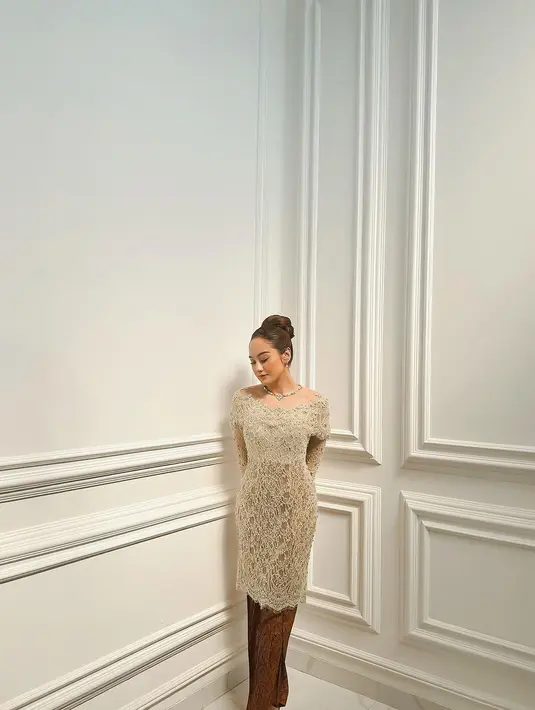 Kali ini, Salshabilla Adriani tampil menawan mengenakan kebaya bernuansa hijau yang lembut dan kain batik sebagai rok. [Foto: Instagram/salshabillaadr]