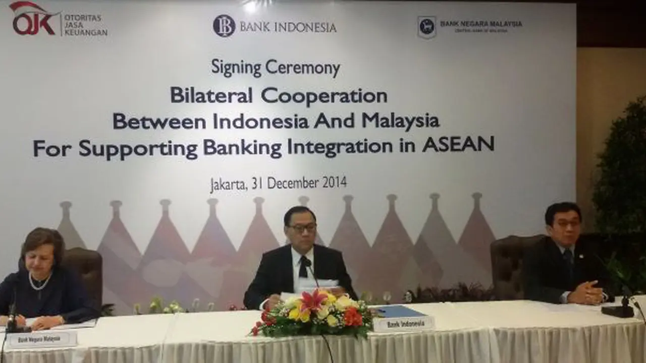 Penandatangan kerja sama antara Gubernur Bank Indonesia Agus Martowardojo dan Gubernur Negara Malaysia Tan Sri Dato Zeti Akhtar Azis.