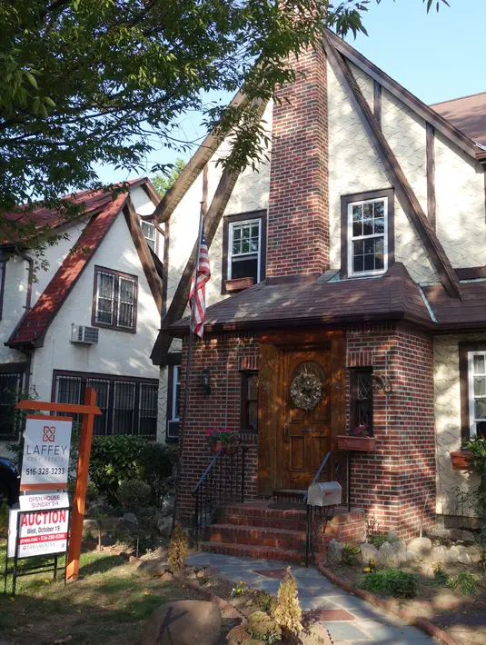 File foto pada 19 Oktober 2016 menunjukkan rumah masa kecil Presiden AS Donald Trump di pinggiran Kota New York di Queens. Rumah ini dibangun ayah Donald Trump, Fred C. Trump pada 1940, bergaya Tudor dan memiliki lima kamar tidur. (William EDWARDS/AFP)