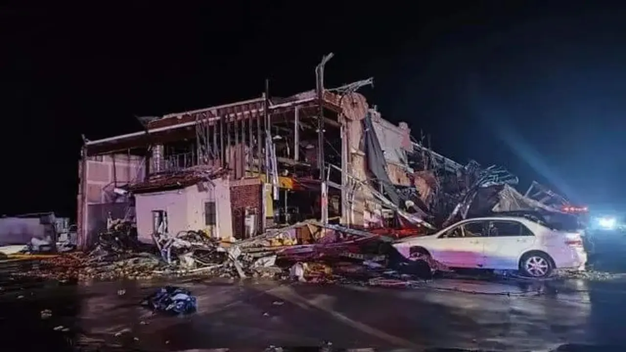 Kerusakan akibat badai di Denton, Texas pada hari Minggu, 26 Mei 2024. (Departemen Pemadam Kebakaran Denton)